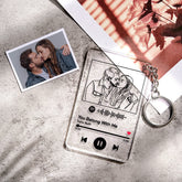 מחזיק מפתחות אישי עשוי אקריליק עם קוד QR לשיר 'You Belong With Me' של טיילור סוויפט, לצד איור קווי זוגי בהתאמה אישית ותמונה של זוג מאוהב ברקע.