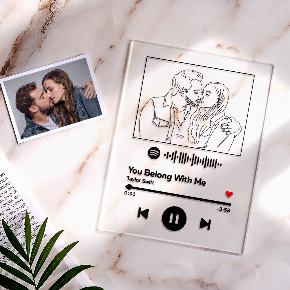 מחזיק מפתחות אישי עשוי אקריליק עם קוד QR לשיר 'You Belong With Me' של טיילור סוויפט, לצד איור קווי זוגי בהתאמה אישית ותמונה של זוג מאוהב ברקע.