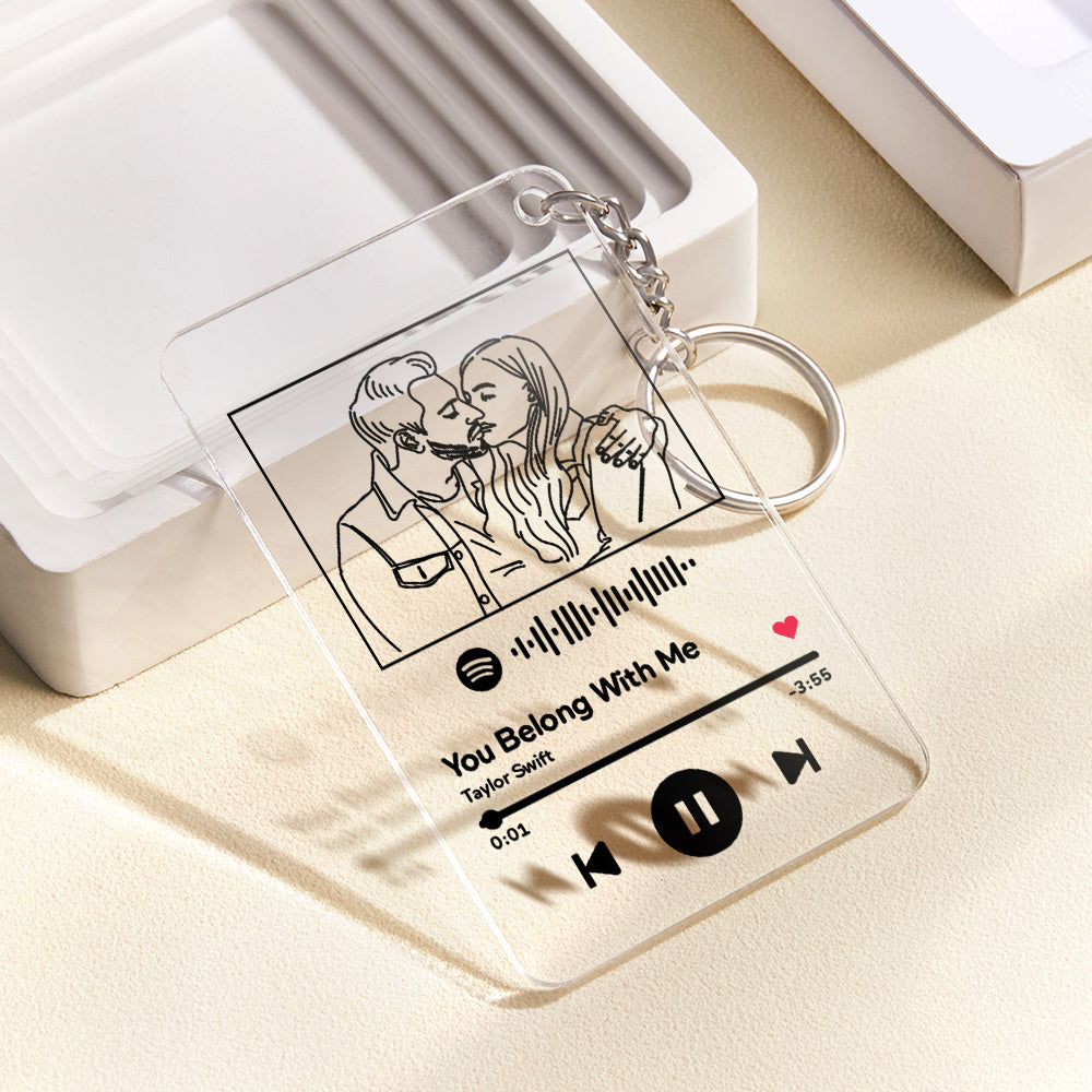 מחזיק מפתחות אישי עשוי אקריליק עם קוד QR לשיר 'You Belong With Me' של טיילור סוויפט, לצד איור קווי זוגי בהתאמה אישית.