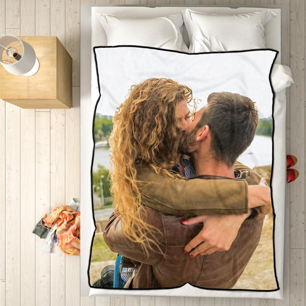 שמיכת פליז בהתאמה אישית עם הדפס תמונה באיכות גבוהה, על רקע מיטה זוגית.