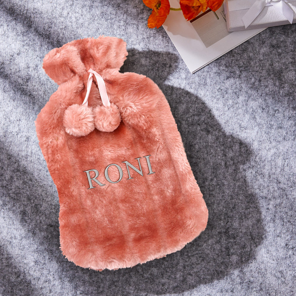 בקבוק חימום בצבע ורוד עם שם וכיסוי קטיפה רך ונעים