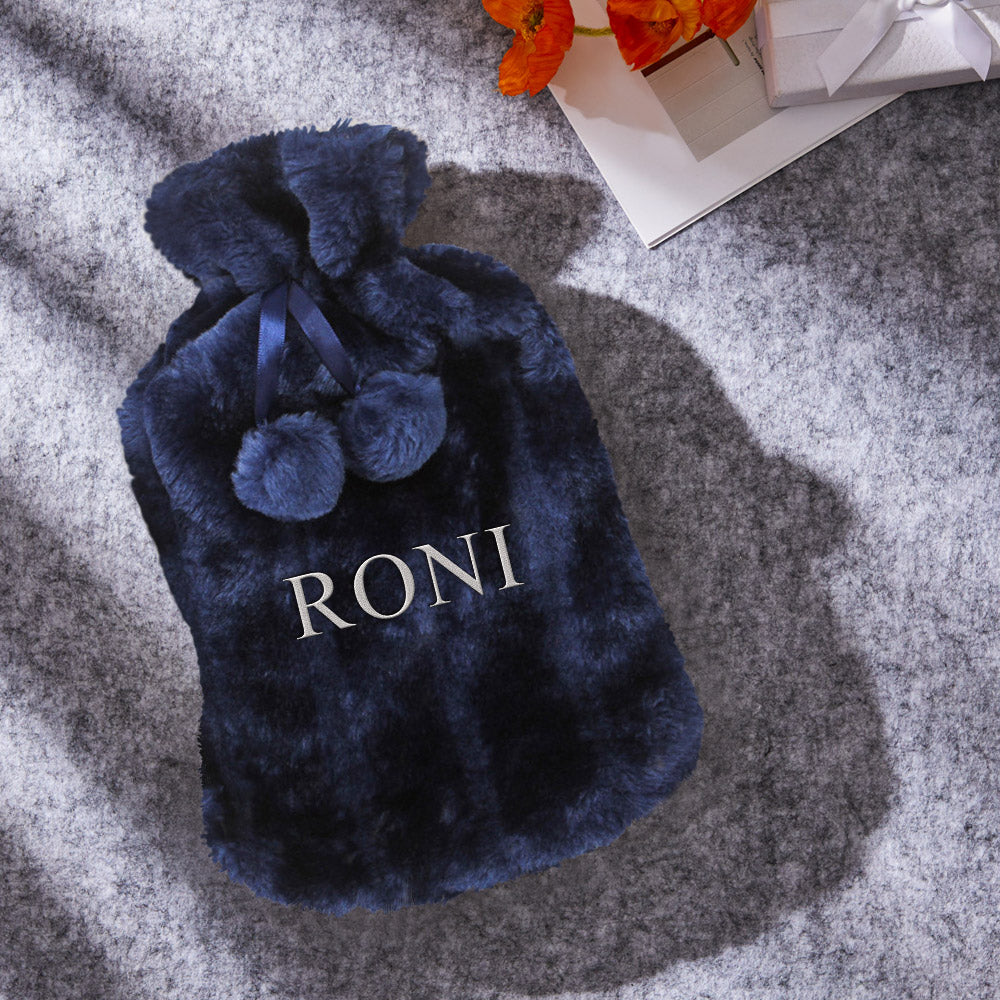 בקבוק חימום בצבע כחול עם שם וכיסוי קטיפה רך ונעים